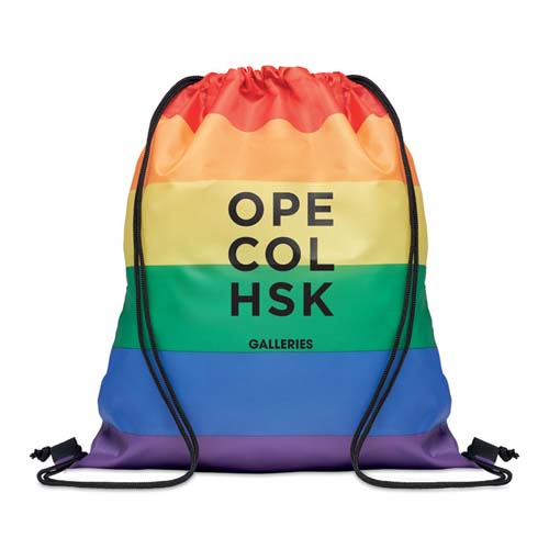 Mochila saco con diseño de rayas arcoíris y cordones negros con texto OPE COL HSK GALLERIES en el centro.