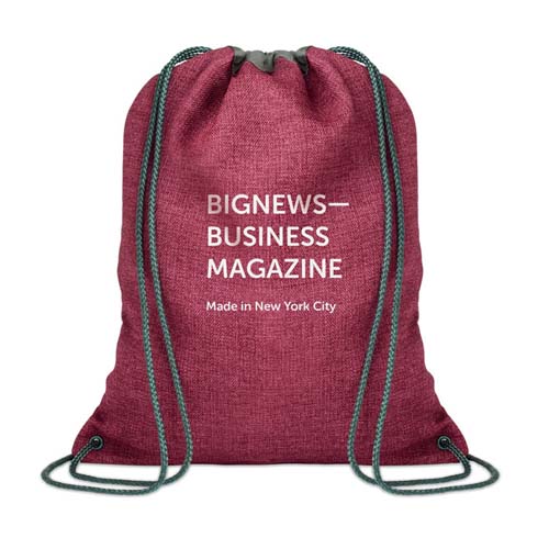 Mochila saco de tela granate con cordones verdes y texto blanco "BIGNEWS—BUSINESS MAGAZINE".