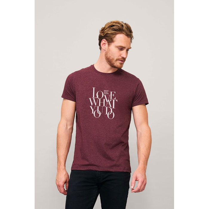 Camiseta de algodón burdeos con texto blanco "LOVE WHAT YOU DO" para hombre.