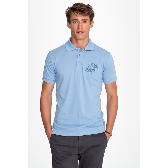 Polo azul celeste de manga corta con logo estampado en el pecho.
