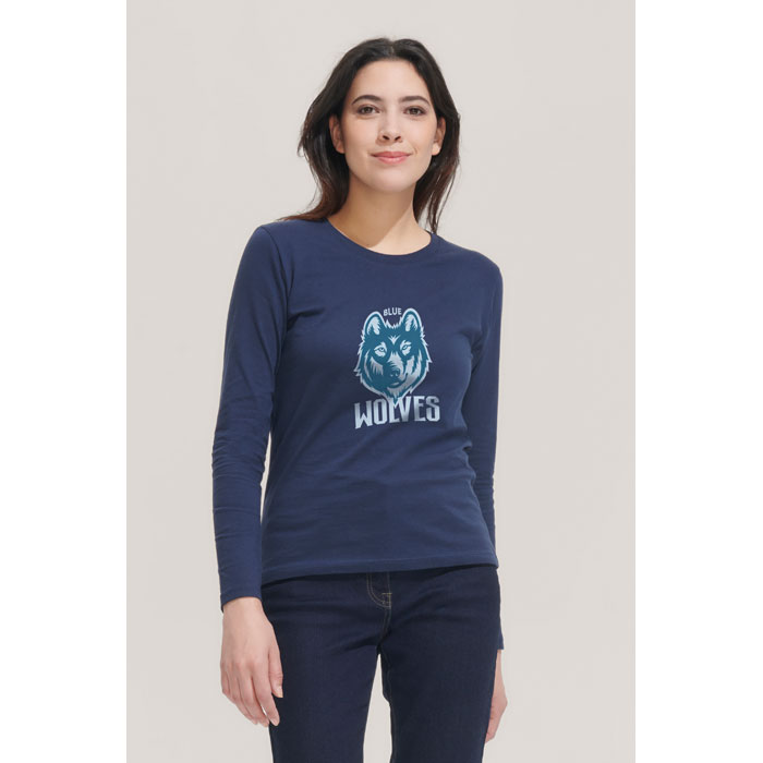 Camiseta azul marino de manga larga con estampado de lobo y texto "Blue Wolves".