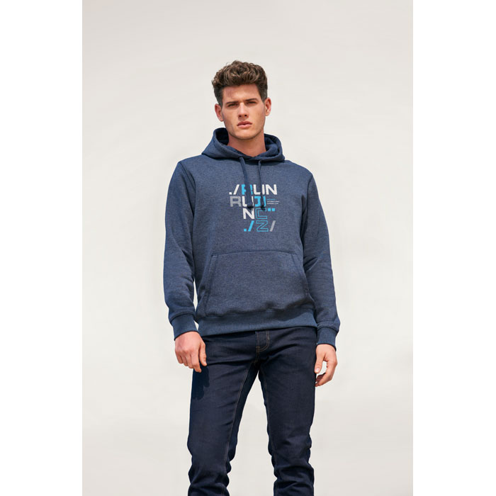 Sudadera azul marino con capucha y bolsillo frontal con texto gráfico en el pecho.