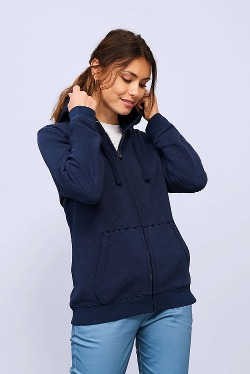Sudadera azul marino con cremallera y capucha, combinada con pantalones azul claro.