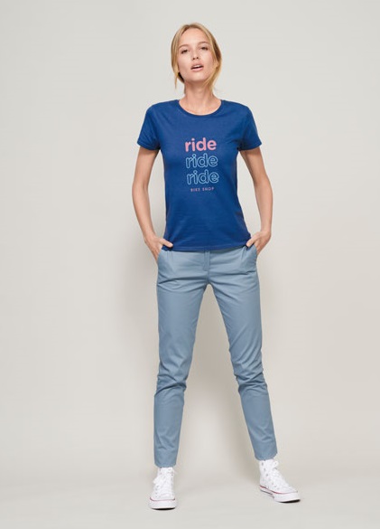 Camiseta azul de algodón con texto rosa y blanco "ride ride ride" y pantalones azul claro ajustados.