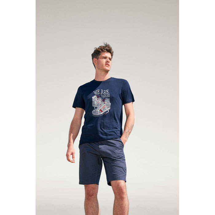Hombre con camiseta azul marino de algodón con estampado y pantalones cortos azul oscuro.
