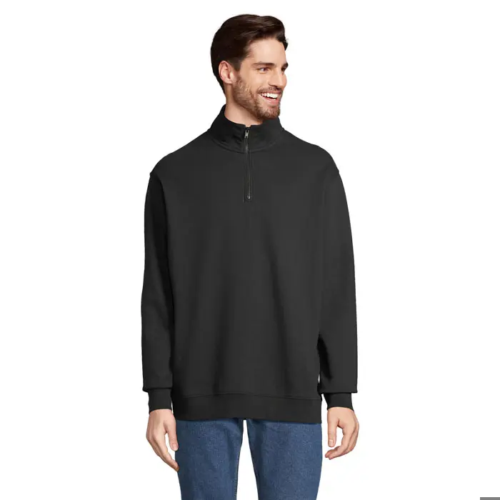 Jersey negro de manga larga con cremallera corta y cuello alto.