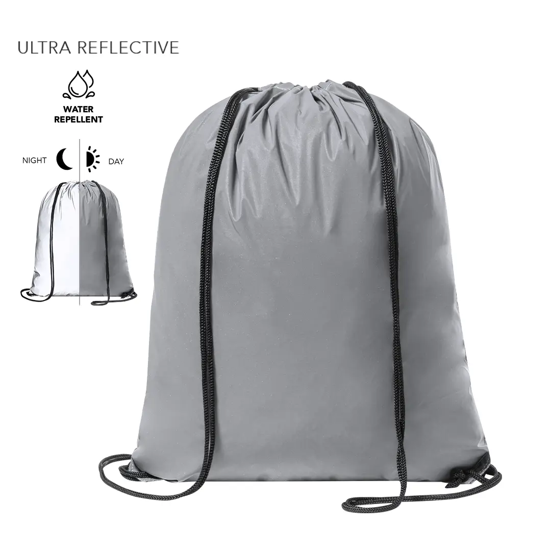 Mochila saco reflectante gris con cordones negros y repelente al agua para uso diurno y nocturno.