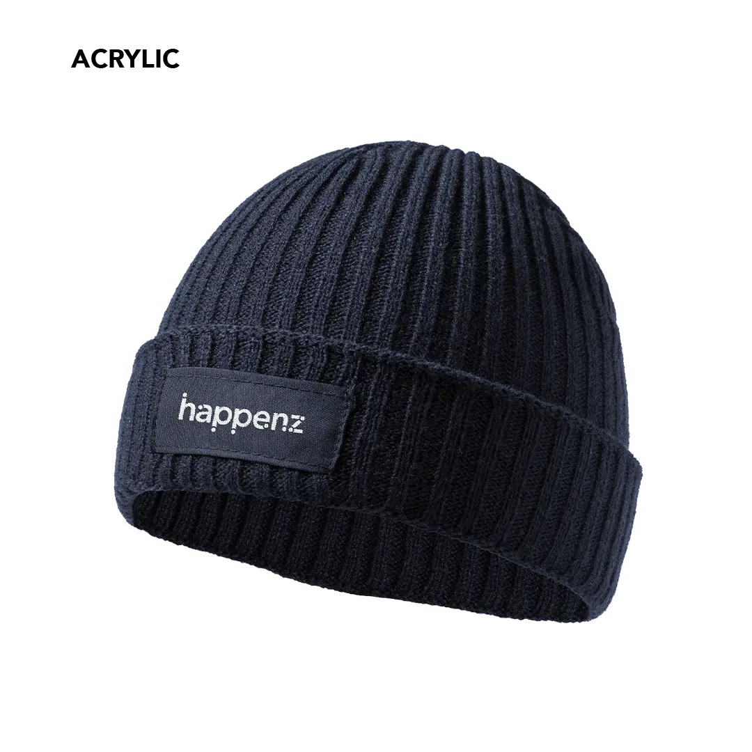 Gorro de punto acrílico negro con etiqueta de tela y logo blanco.