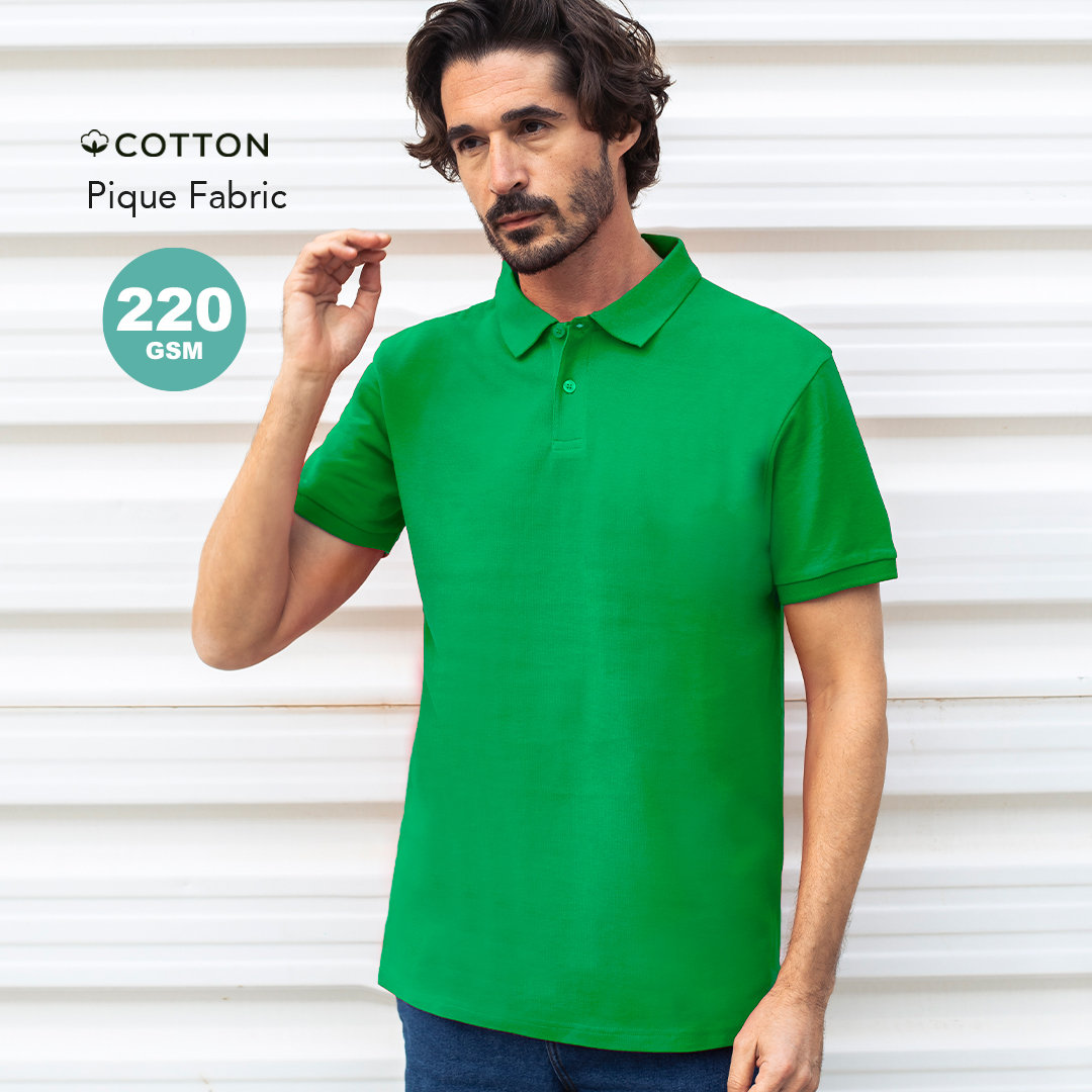 Hombre con polo verde de algodón pique de 220 GSM.