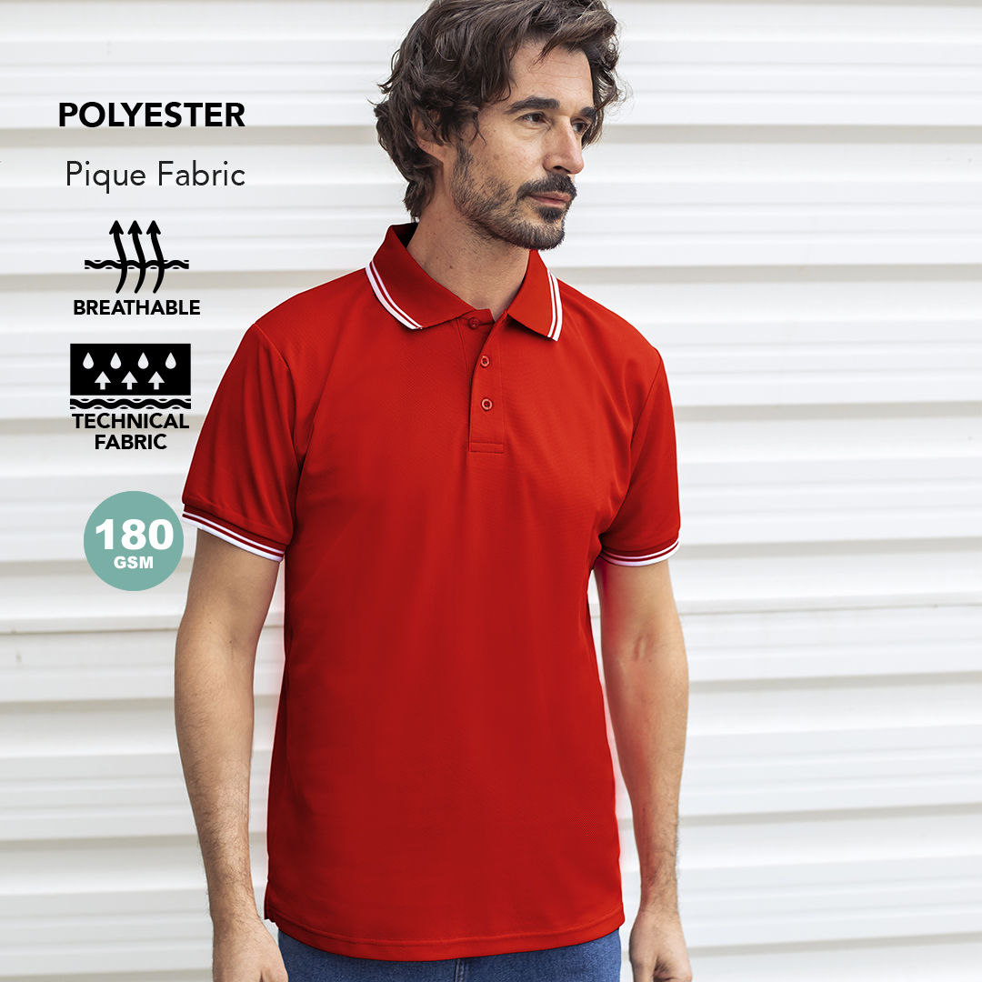 Hombre con polo rojo de poliéster técnico transpirable con ribetes blancos en cuello y mangas.
