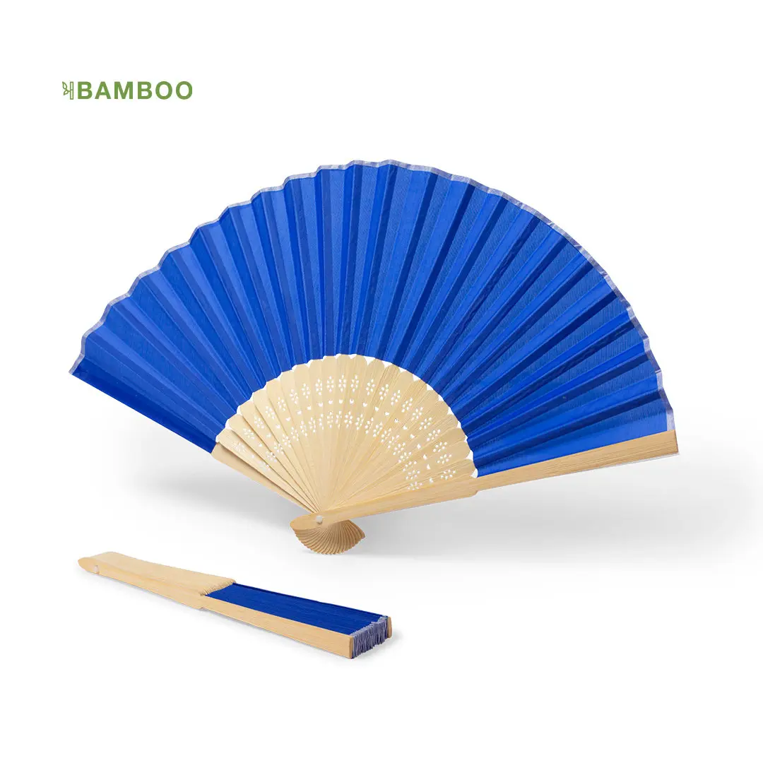 Abanico plegable de madera clara con tela azul.