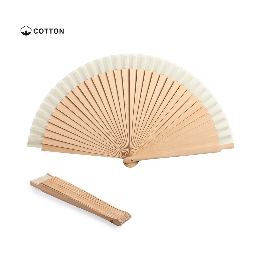 Abanico plegable de madera clara con tela blanca de algodón.