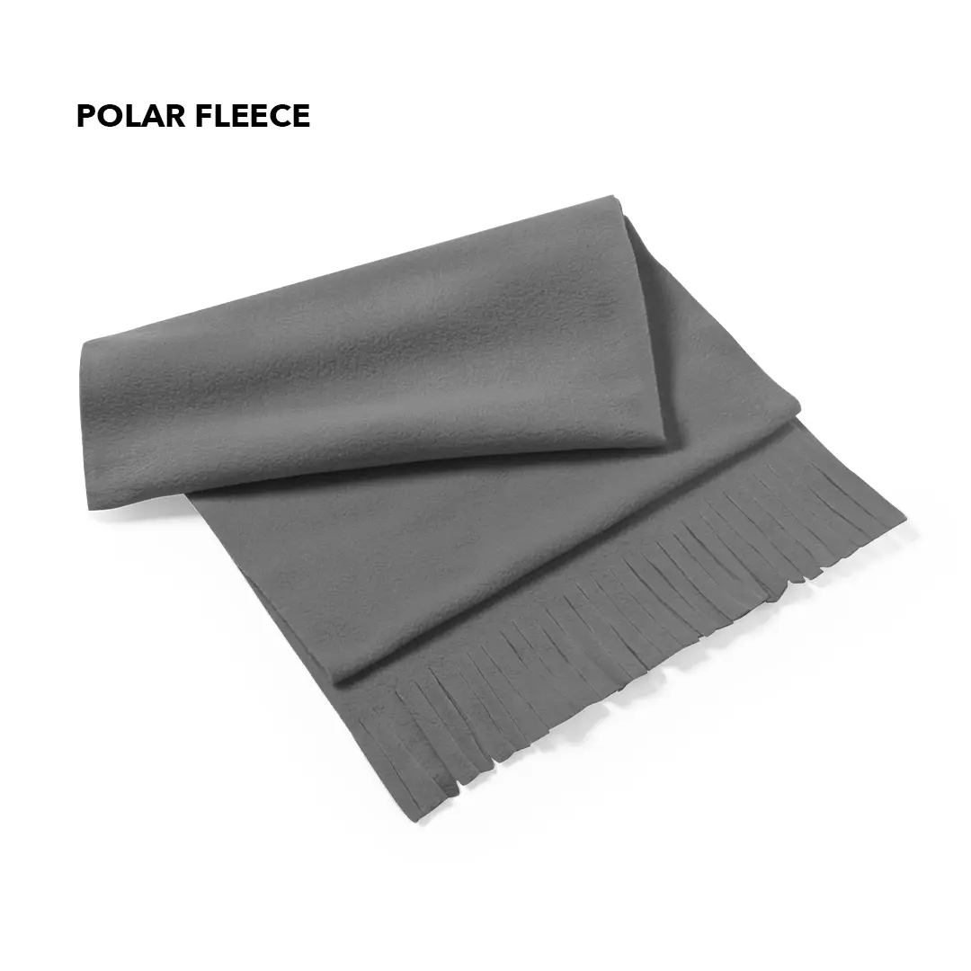 Bufanda gris de polar fleece con flecos en un extremo.