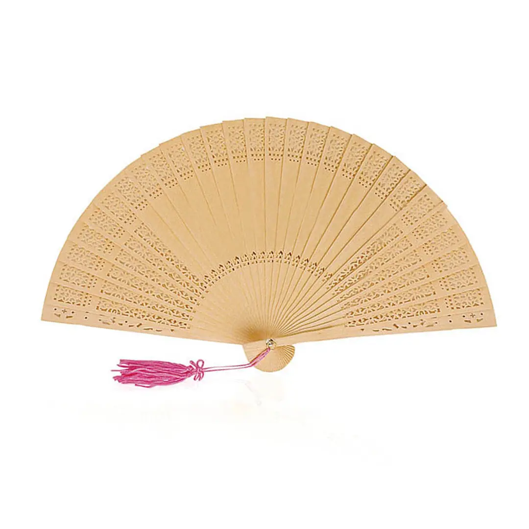 Abanico de madera beige con detalles calados y borla rosa para uso decorativo o personal.