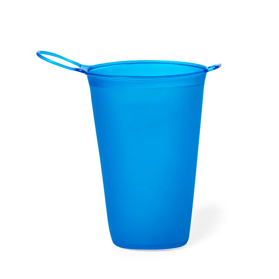 Vaso medidor azul de plástico con dos asas para cocina.