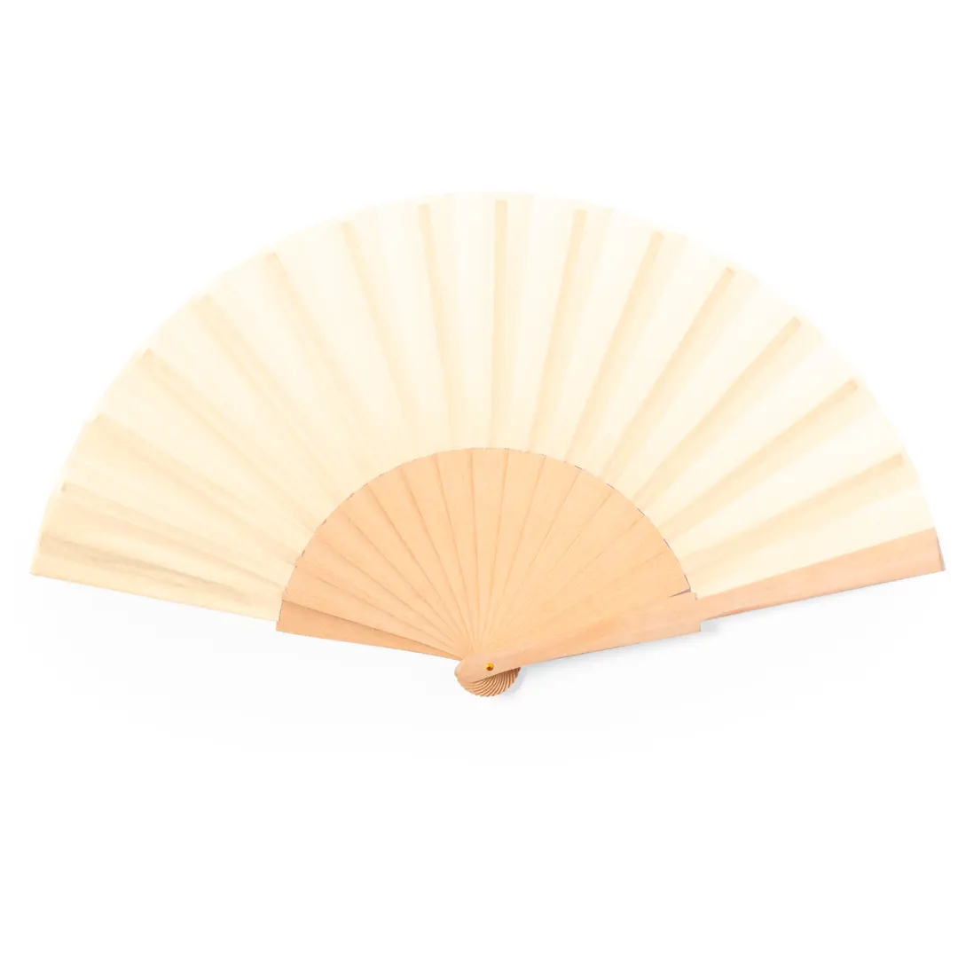 Abanico plegable de madera clara con tela beige para refrescarse.