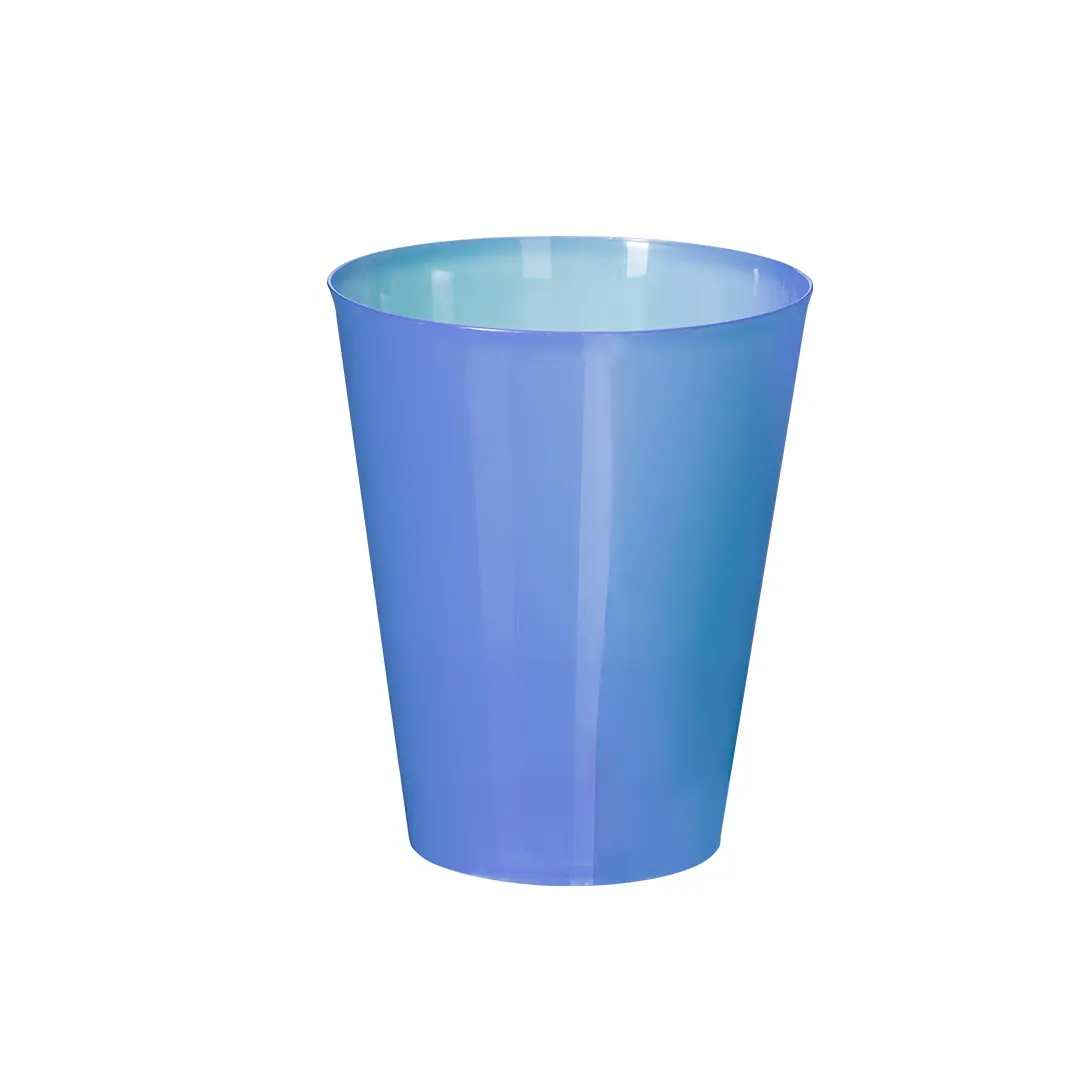 Vaso de plástico azul translúcido de forma cónica.