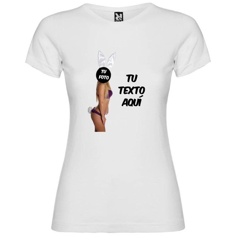 Camiseta blanca de manga corta para mujer con diseño personalizable de conejita en bikini morado y texto.
