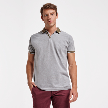 Hombre con polo gris de manga corta con cuello y puños en contraste y pantalones burdeos.