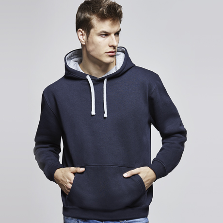 Sudadera azul marino con capucha y cordones blancos, de corte clásico y bolsillo frontal.
