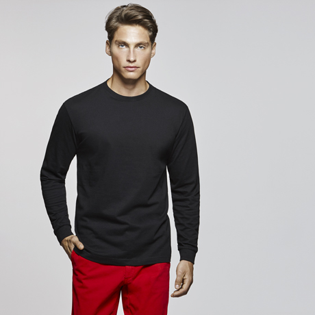 Hombre con camiseta negra de manga larga y pantalones rojos.
