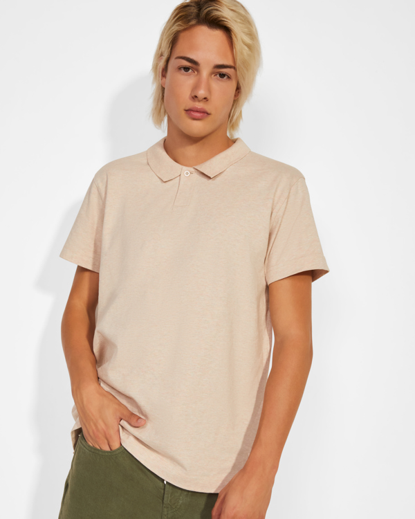 Polo beige de manga corta con cuello camisero y cierre de un botón.