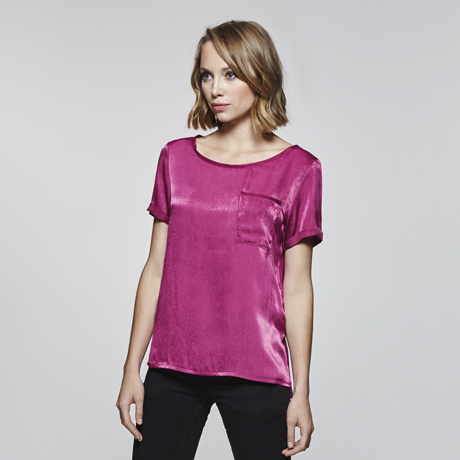 Camiseta de satén fucsia de manga corta con bolsillo en el pecho.