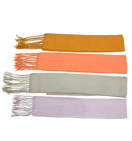Cuatro bufandas de algodón en colores mostaza, coral, gris y lila con flecos.