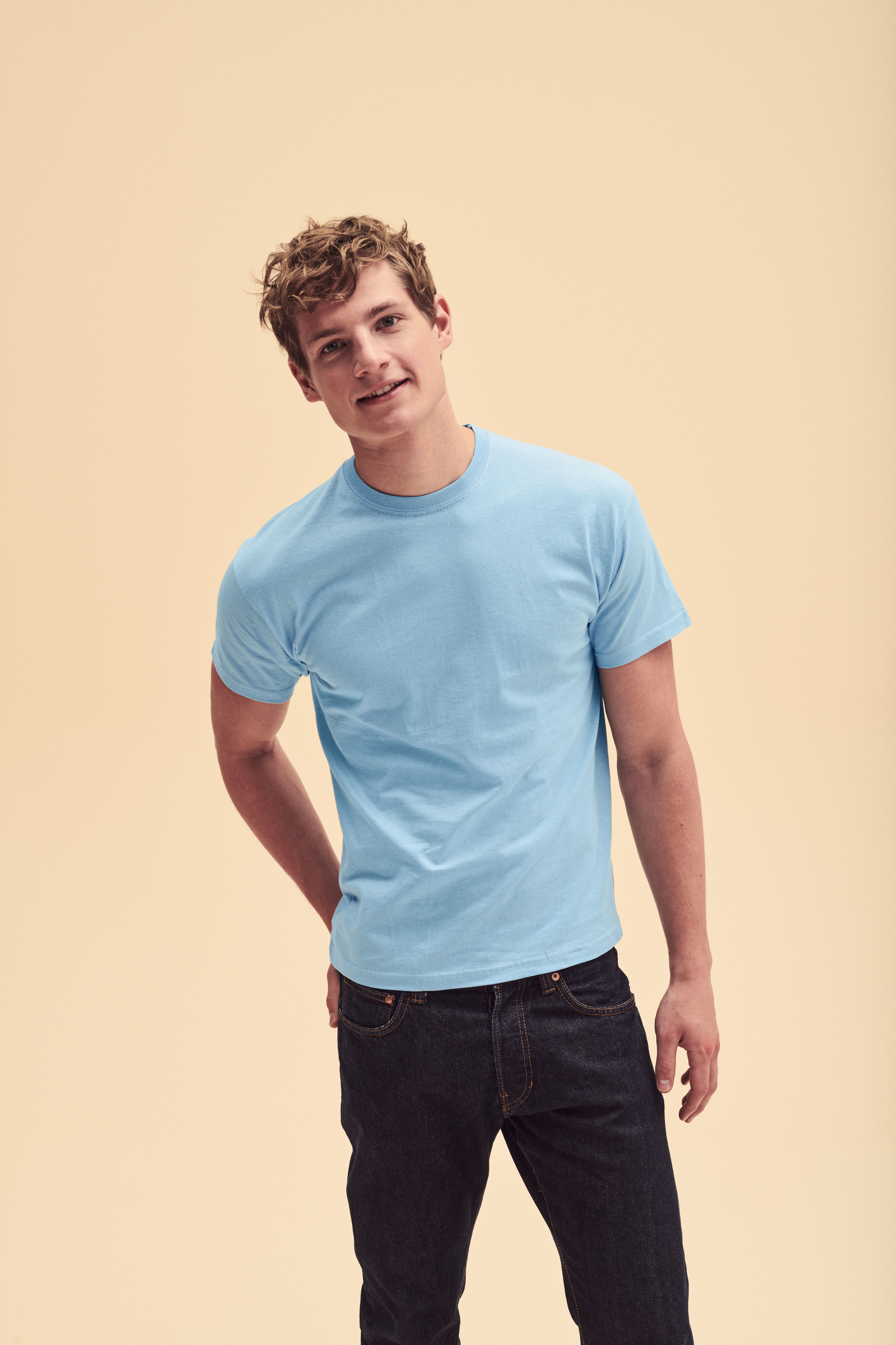 Camiseta básica azul celeste de algodón con cuello redondo y manga corta.