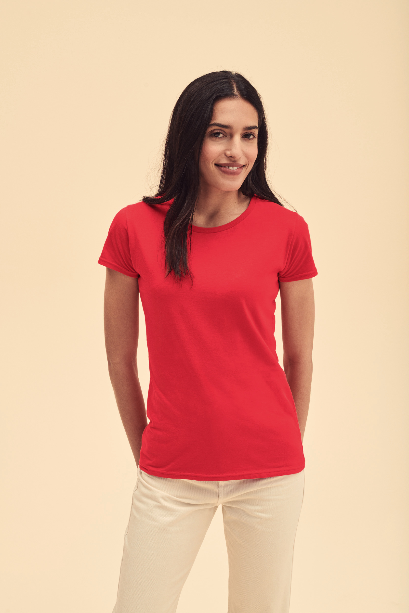 Camiseta roja de manga corta para mujer con cuello redondo.